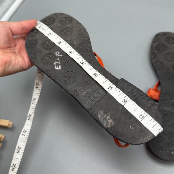 Tory Burch Ali Women 8 Orange Patent Leather Flat Sandals Buckle Thong Gold Logo - Picture 9 of 10